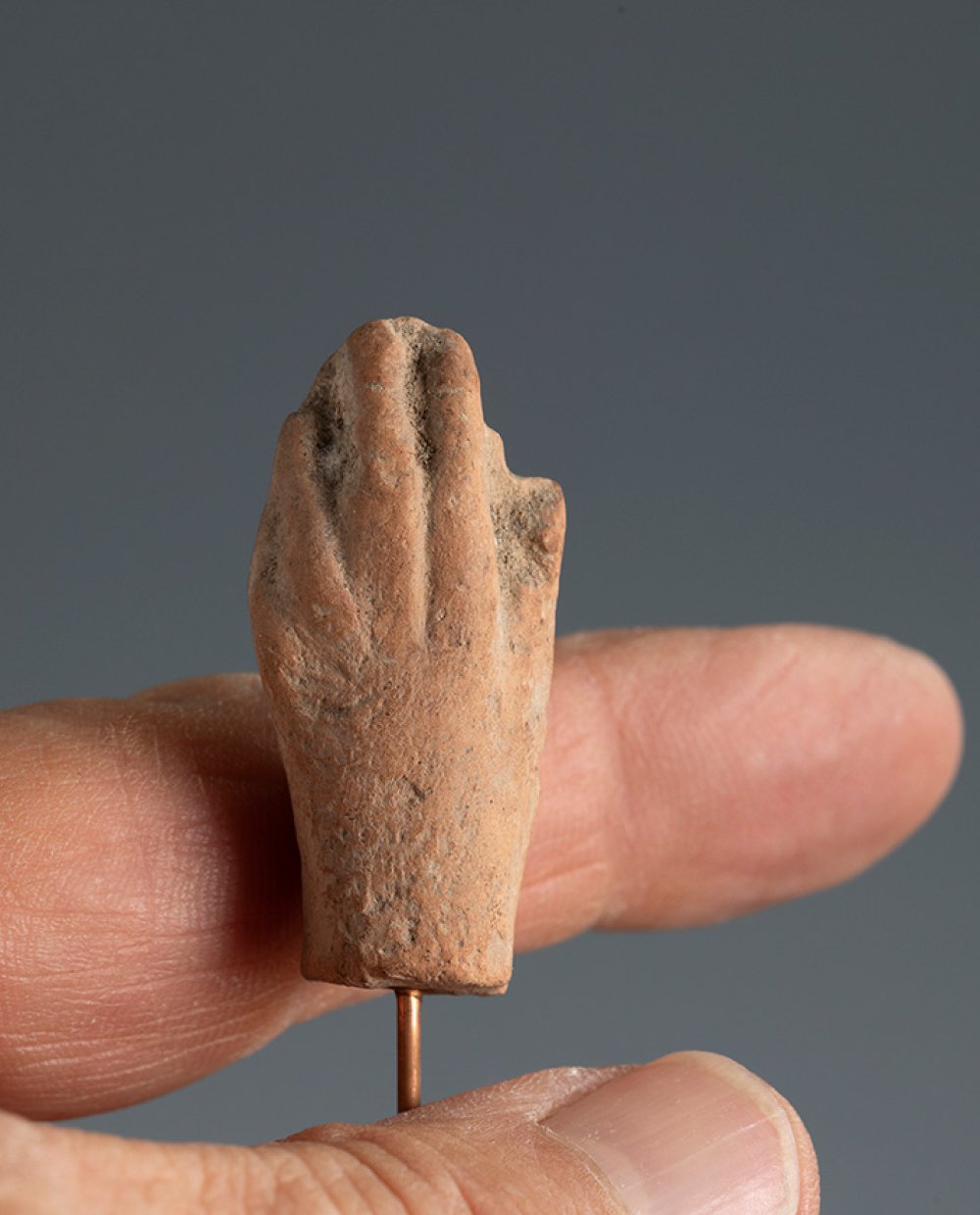 Left hand. Smyrna, 4th-3rd century BC.Terracotta.Provenance: Smyrna, 1895-1905. Collection Paul - Bild 3 aus 3