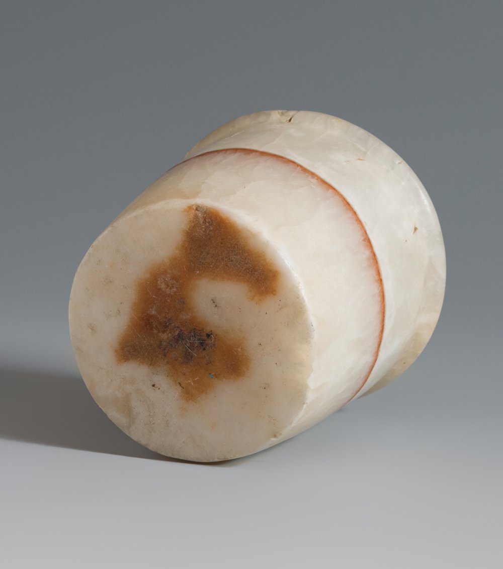 Vase. Ancient Egypt, Middle Kingdom, 2040-1782 BC.Alabaster.Measurements: 6.3 cm (height) and 7 - Image 4 of 4