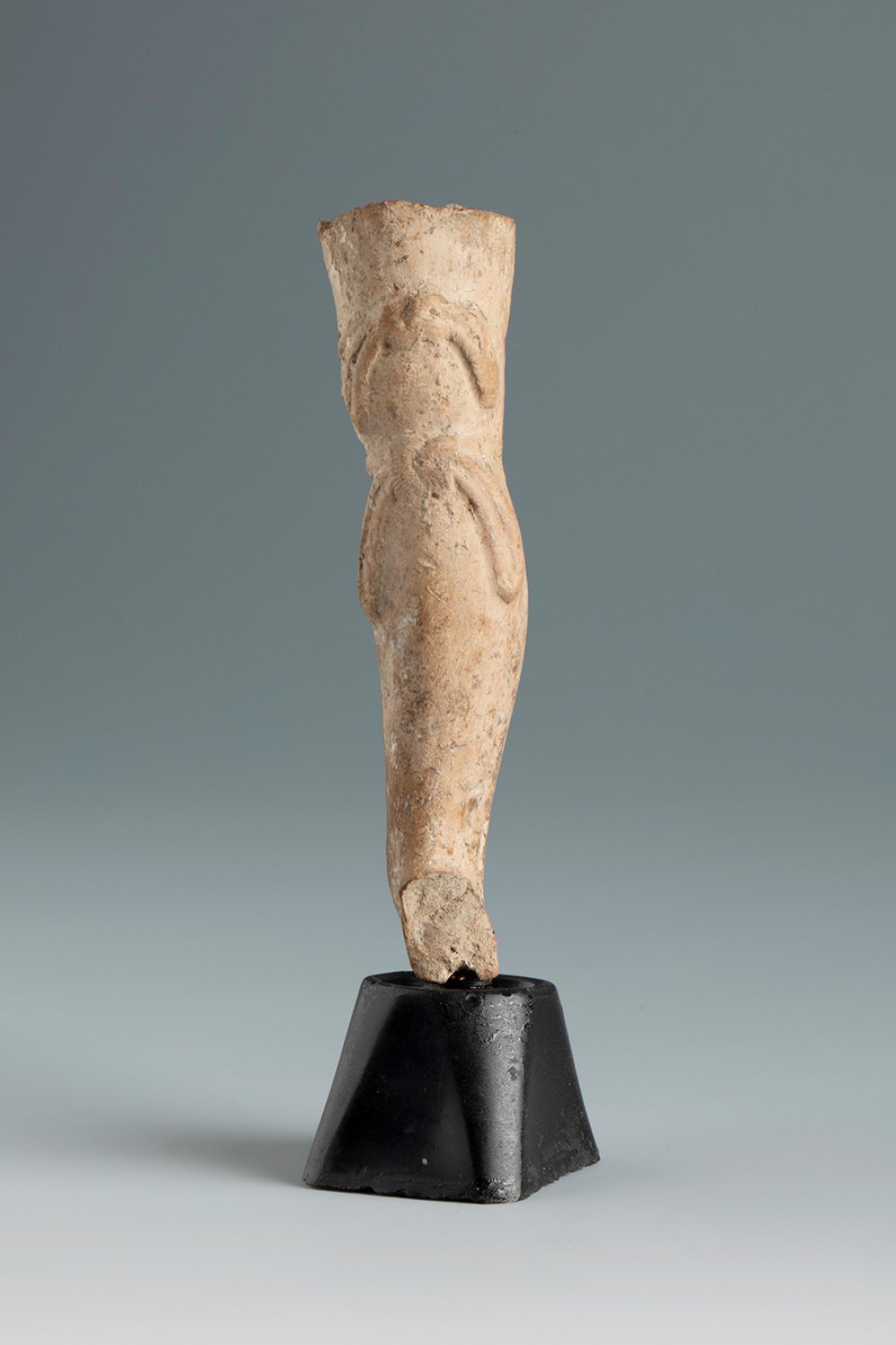 Left leg of a statuette of Artemis. Smyrna, 3rd century BC.Terracotta.Provenance: Smyrna, 1895-1905. - Bild 4 aus 4