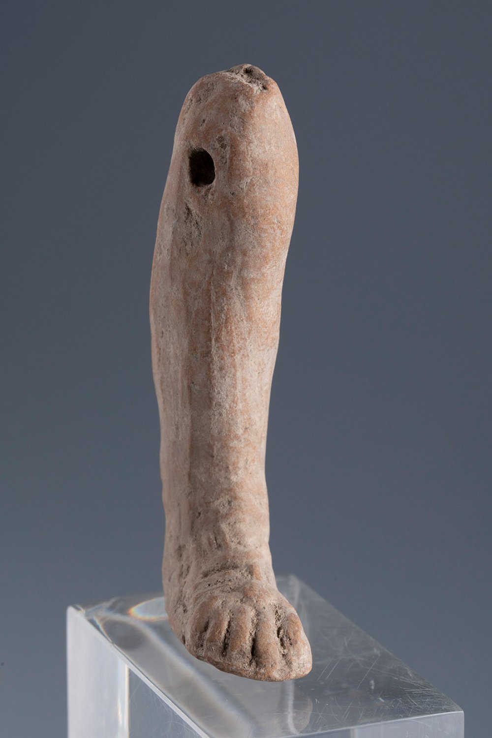 Right leg of an articulated doll. Smyrna, 3rd century BC.Terracotta.Provenance: Smyrna, 1895-1905. - Bild 3 aus 4