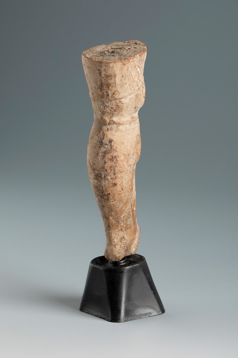 Left leg of a statuette of Artemis. Smyrna, 3rd century BC.Terracotta.Provenance: Smyrna, 1895-1905. - Bild 2 aus 4