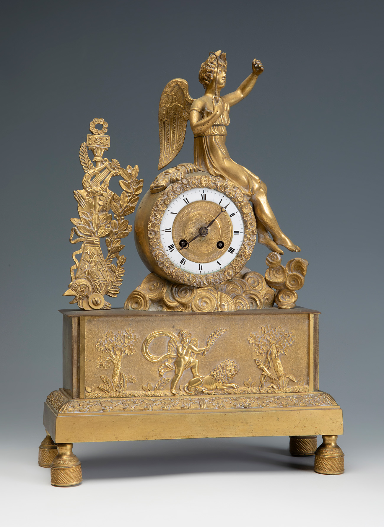 Table clock, Empire period. France, early 19th century.Gilt bronze.Some lack in the figure.The