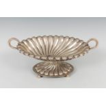 Centerpiece, S. XX. In silver. Weight: 940 g.Measurements: 22 x 48 x 30 cm.Bowl, with handles of