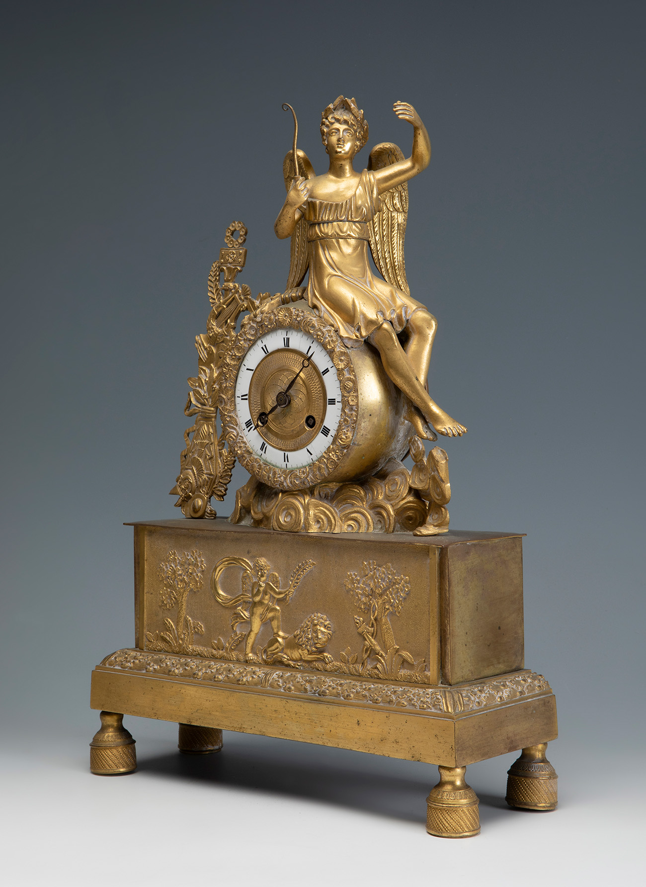 Table clock, Empire period. France, early 19th century.Gilt bronze.Some lack in the figure.The - Image 3 of 4