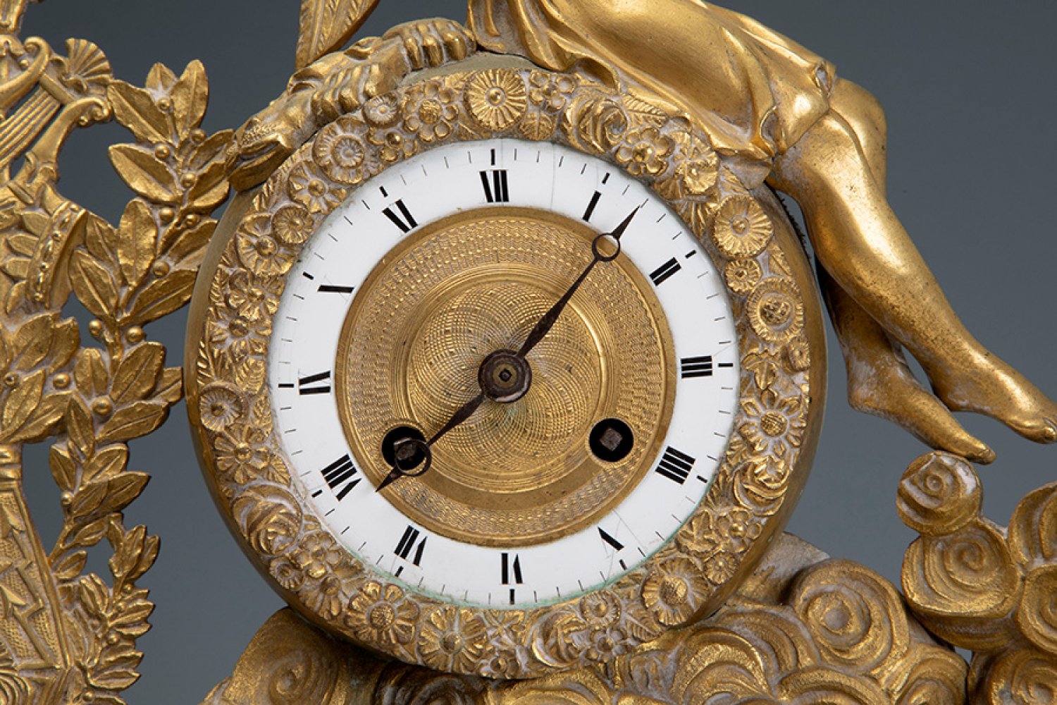 Table clock, Empire period. France, early 19th century.Gilt bronze.Some lack in the figure.The - Image 2 of 4