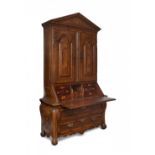 Eighteenth century desk-bookcase.Walnut and walnut root.Upholstered inside.Conservation: in