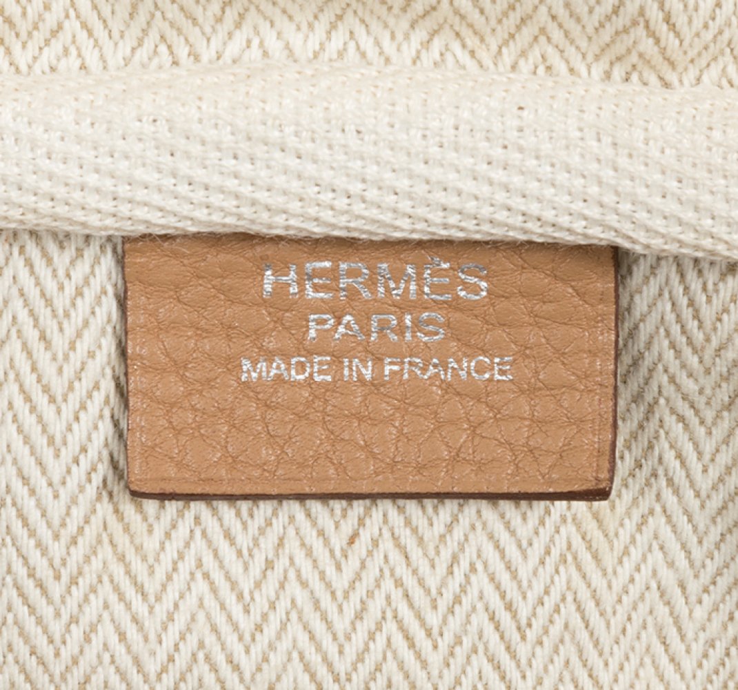 HERMÈSVictoria Model 35 bag.Camel skin.Keep cover.It has slight signs of use.Hermés signature bag, - Image 6 of 7