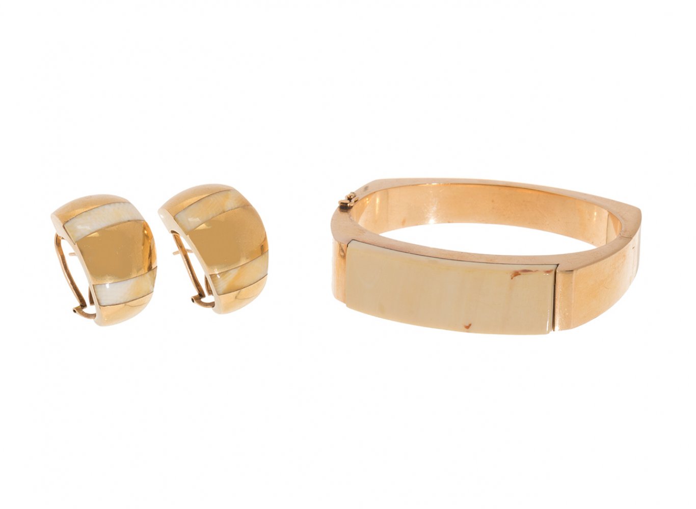 Set of 18kt yellow gold bracelet and pair of earrings. Model from the 80's with minimalist lines