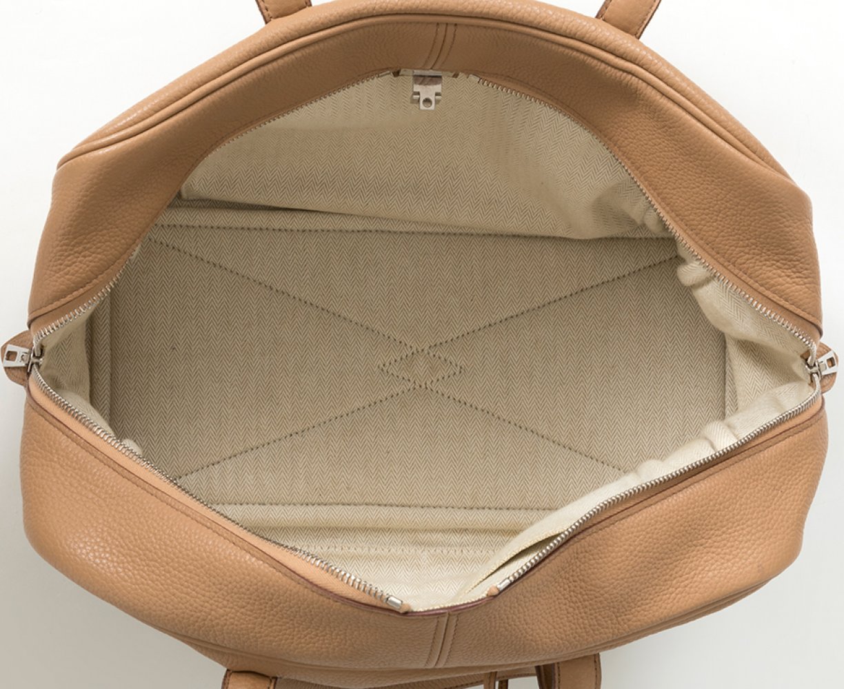 HERMÈSVictoria Model 35 bag.Camel skin.Keep cover.It has slight signs of use.Hermés signature bag, - Image 3 of 7