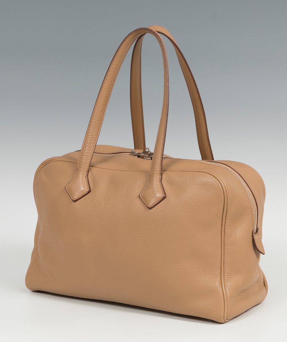 HERMÈSVictoria Model 35 bag.Camel skin.Keep cover.It has slight signs of use.Hermés signature bag, - Image 5 of 7