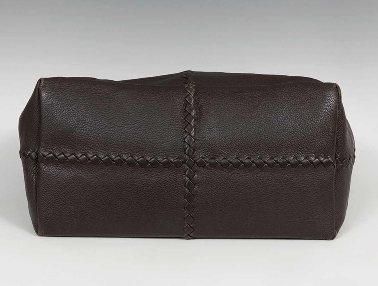 BOTTEGA VENETALeather. Suede lining.Retains case.Slight marks of use.Measurements: 25 x 40 x 21 - Image 5 of 6