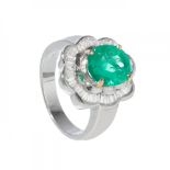 Ring in 18kt white gold. Rosette model with oval-cut emerald, origin Colombia with a weight of ca.