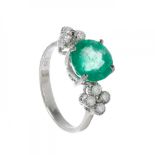 Ring in 18 carat white gold. Model tresillo with emerald origin Colombia, round cut with a weight of