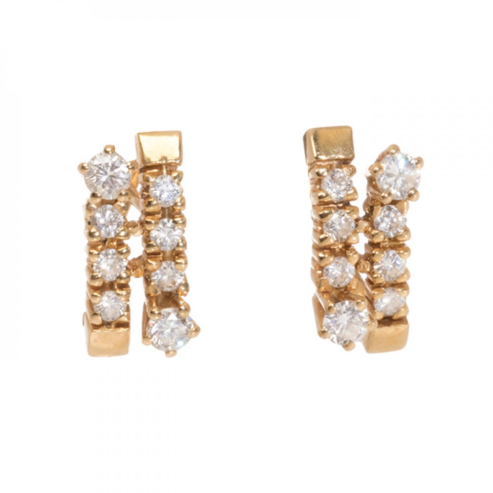 Pair of earrings in 18kt yellow gold. Frontis with double strip of diamonds, brilliant cut, I