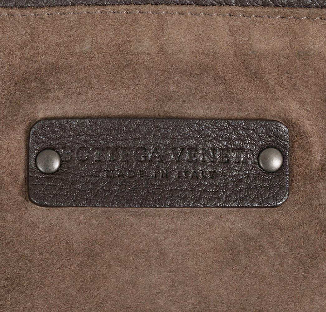 BOTTEGA VENETALeather. Suede lining.Retains case.Slight marks of use.Measurements: 25 x 40 x 21 - Image 3 of 6