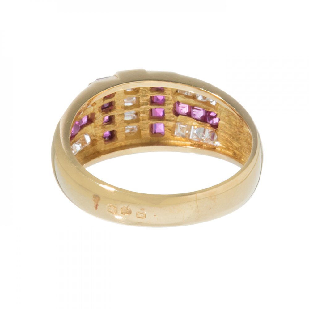 Ring in 19.2 kts. yellow gold, rubies and diamonds, in carré cut. Bombé model with geometric frontis - Image 3 of 3