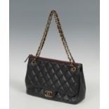 CHANELSkin. Leather and fabric interior.It has slight signs of use.In black leather. Front flap.