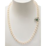 Round white cultured pearl necklace, 8.5 mm in diameter. Clasp in white gold with "eclat" design,