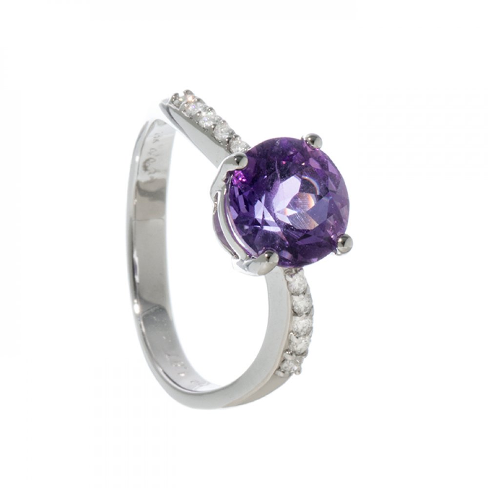 Ring in 18 carat white gold. Solitaire model with central amethyst weighing ca. 2 cts. and arms with
