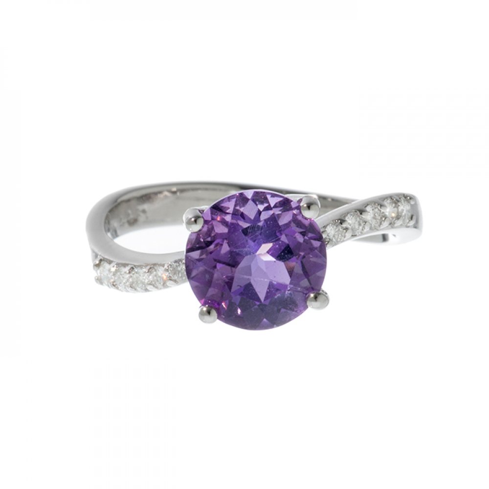 Ring in 18 carat white gold. Solitaire model with central amethyst weighing ca. 2 cts. and arms with - Image 2 of 3