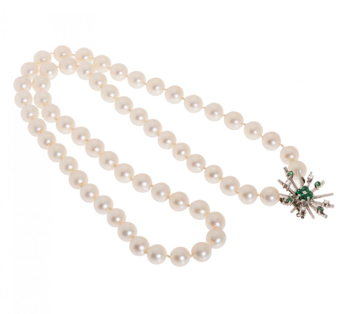 Round white cultured pearl necklace, 8.5 mm in diameter. Clasp in white gold with "eclat" design, - Image 2 of 3