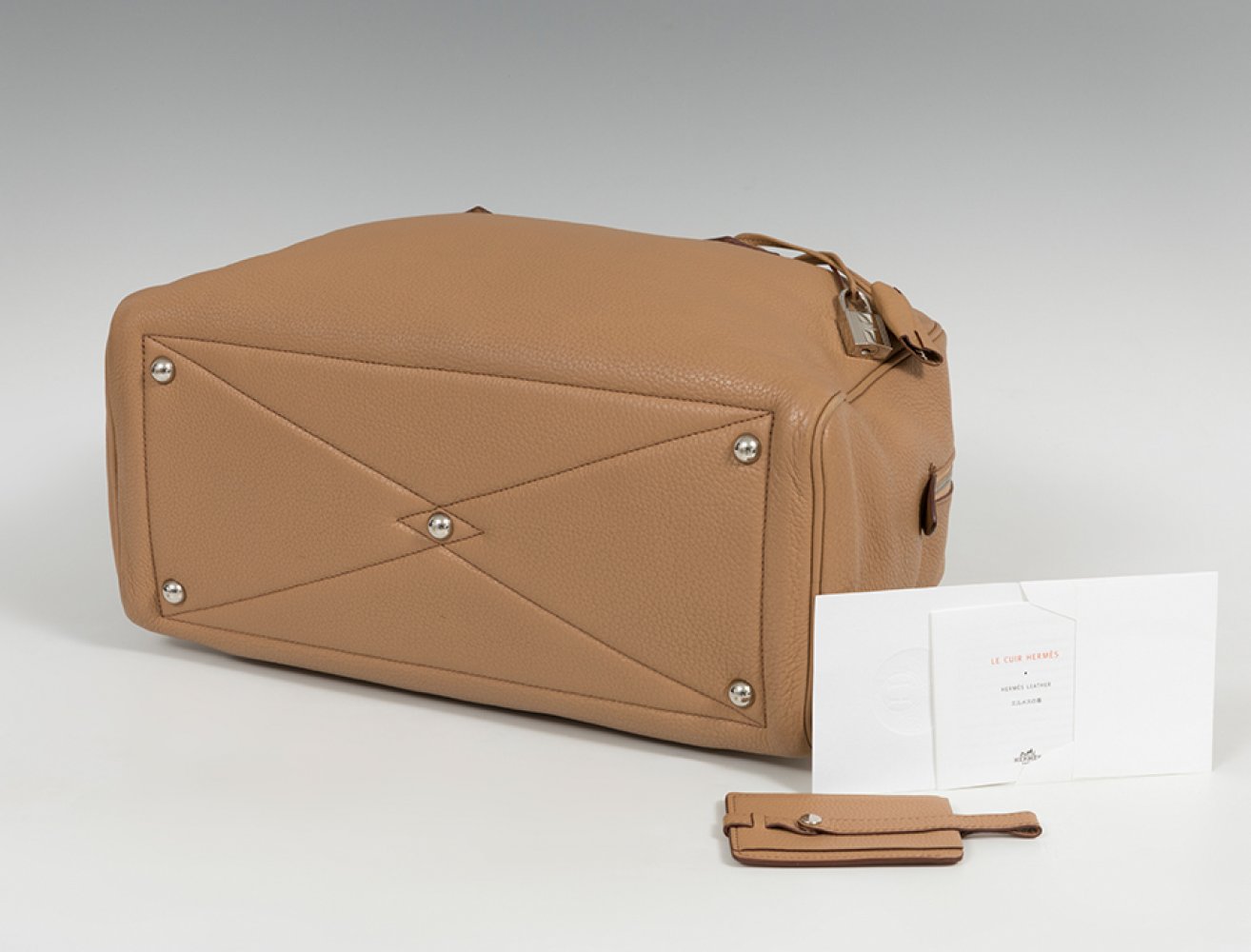 HERMÈSVictoria Model 35 bag.Camel skin.Keep cover.It has slight signs of use.Hermés signature bag, - Image 2 of 7