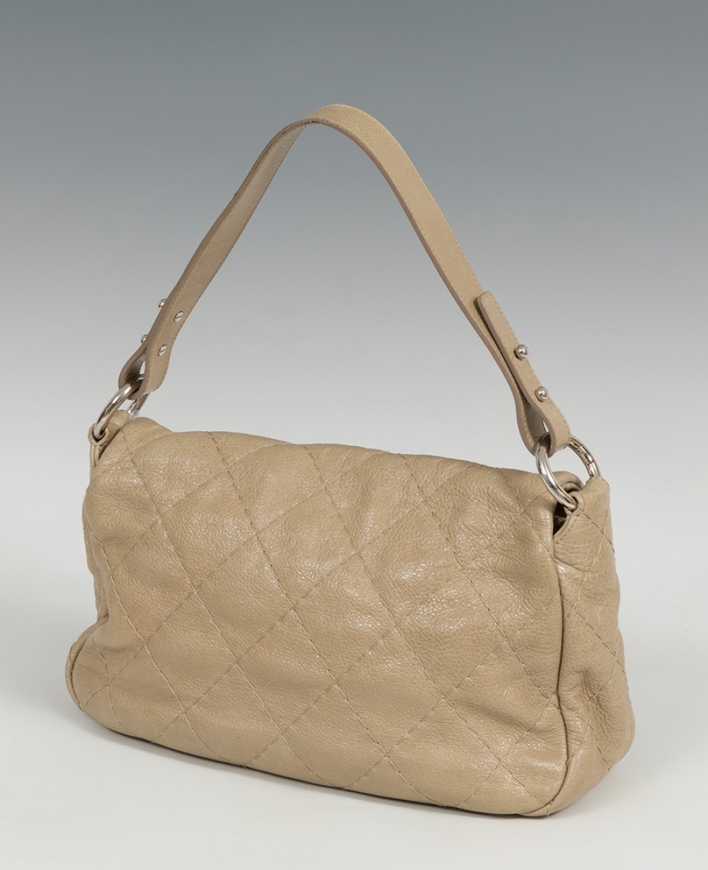CHANELModel On the road flap bag.Skin. Leather and fabric interior.It has slight signs of use. - Image 4 of 5