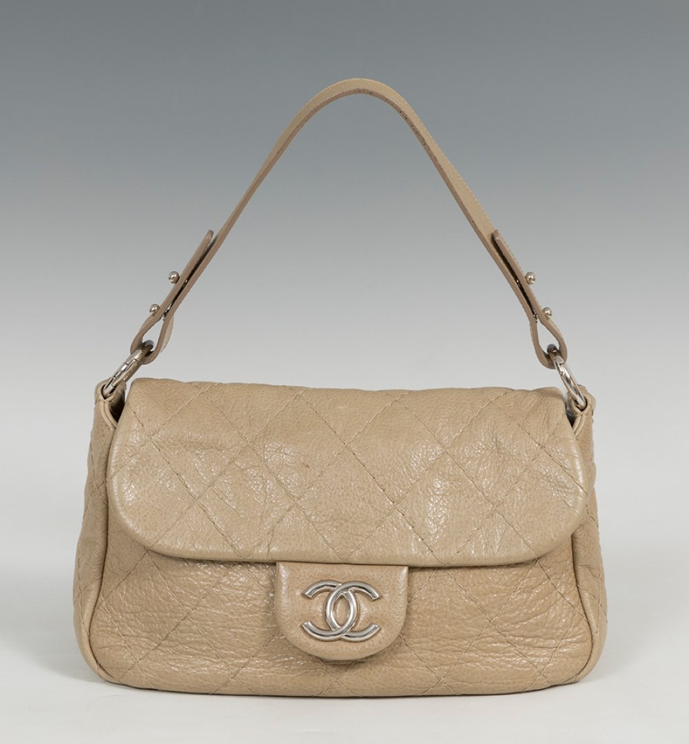 CHANELModel On the road flap bag.Skin. Leather and fabric interior.It has slight signs of use. - Image 5 of 5