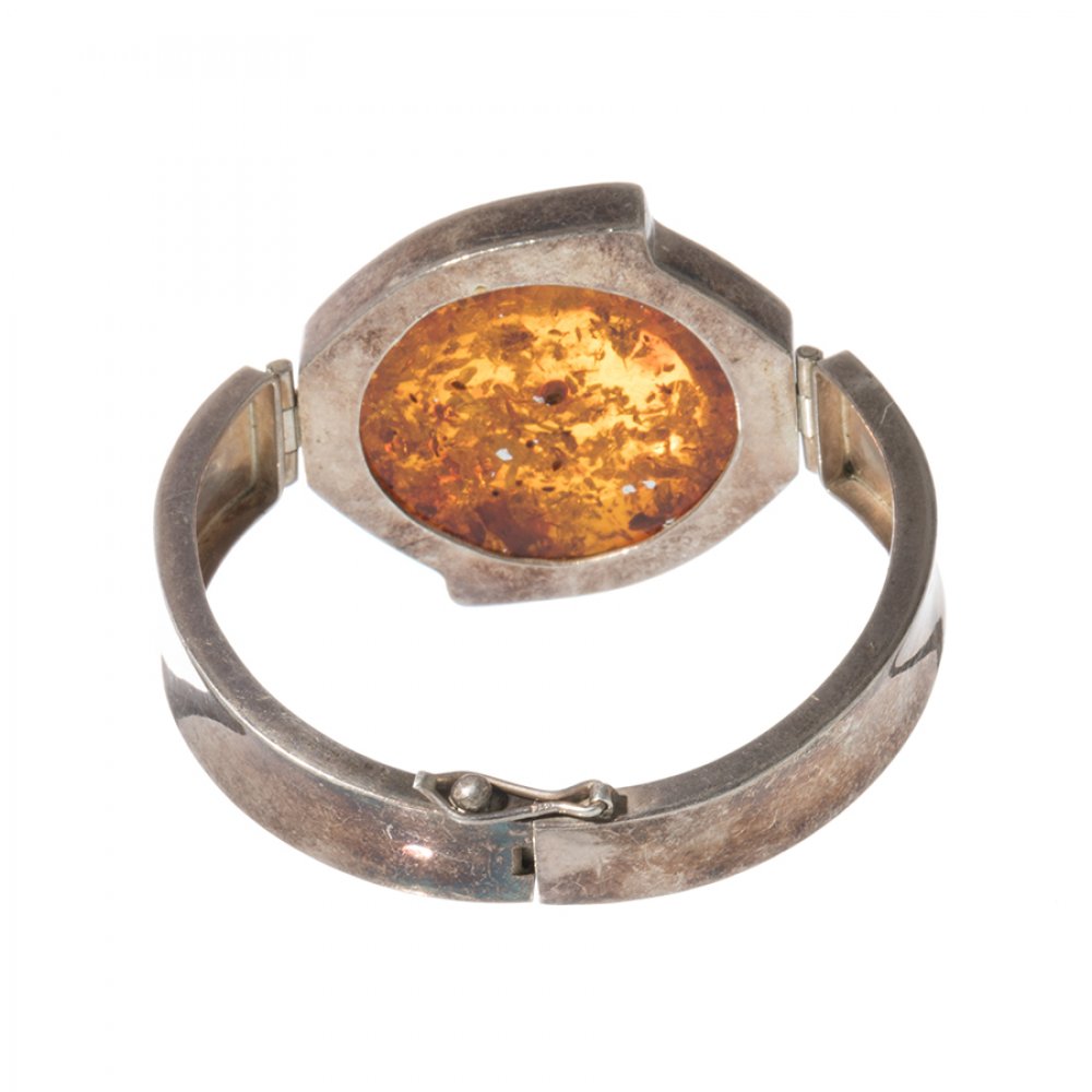 Set of three amber pendants and bracelet. Pendants with silver frames and silver clasps. Bracelet - Image 3 of 3
