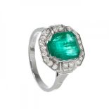 Ring in 18 carat white gold. Octagonal frontispiece model with Colombian emerald weighing ca. 4.16