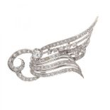 Pin brooch in 18 kt white gold in a modernist style. Undulating in shape, decorated with diamonds