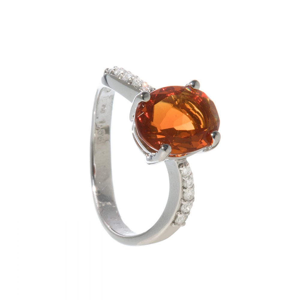 Ring in 18kt white gold. Model with oval-cut fire opal weighing ca. 1.68 carats. and diamonds