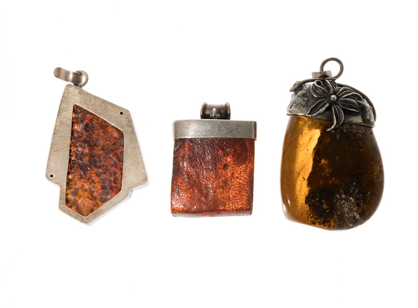 Set of three amber pendants and bracelet. Pendants with silver frames and silver clasps. Bracelet - Image 2 of 3