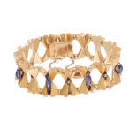 Bracelet from the 60's in 18k yellow gold. Model with frilled loops with edges and fan-shaped