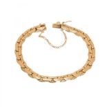 Bracelet in 18kt yellow gold. Model with articulated links in double interlaced arc. Tab clasp