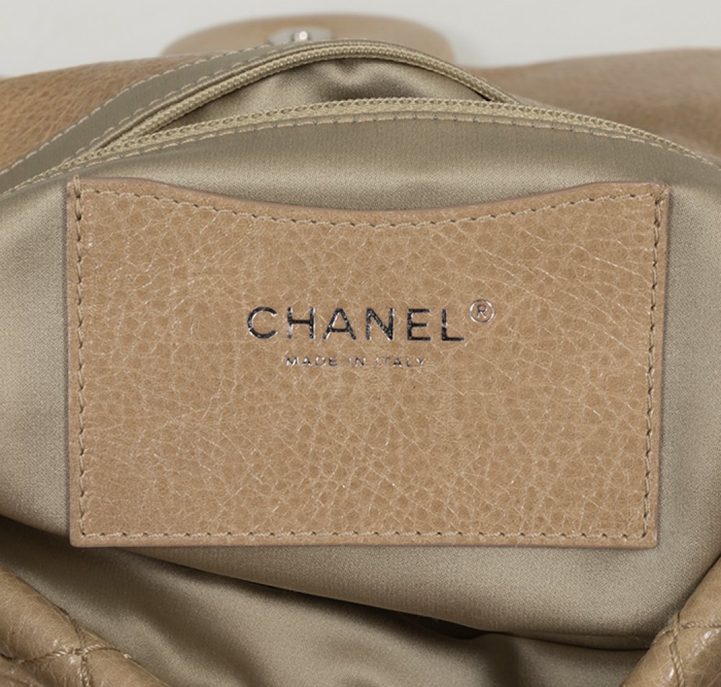 CHANELModel On the road flap bag.Skin. Leather and fabric interior.It has slight signs of use. - Image 3 of 5