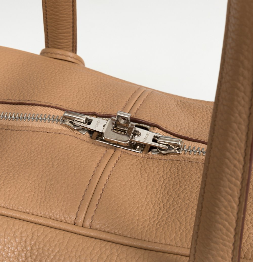 HERMÈSVictoria Model 35 bag.Camel skin.Keep cover.It has slight signs of use.Hermés signature bag, - Image 4 of 7