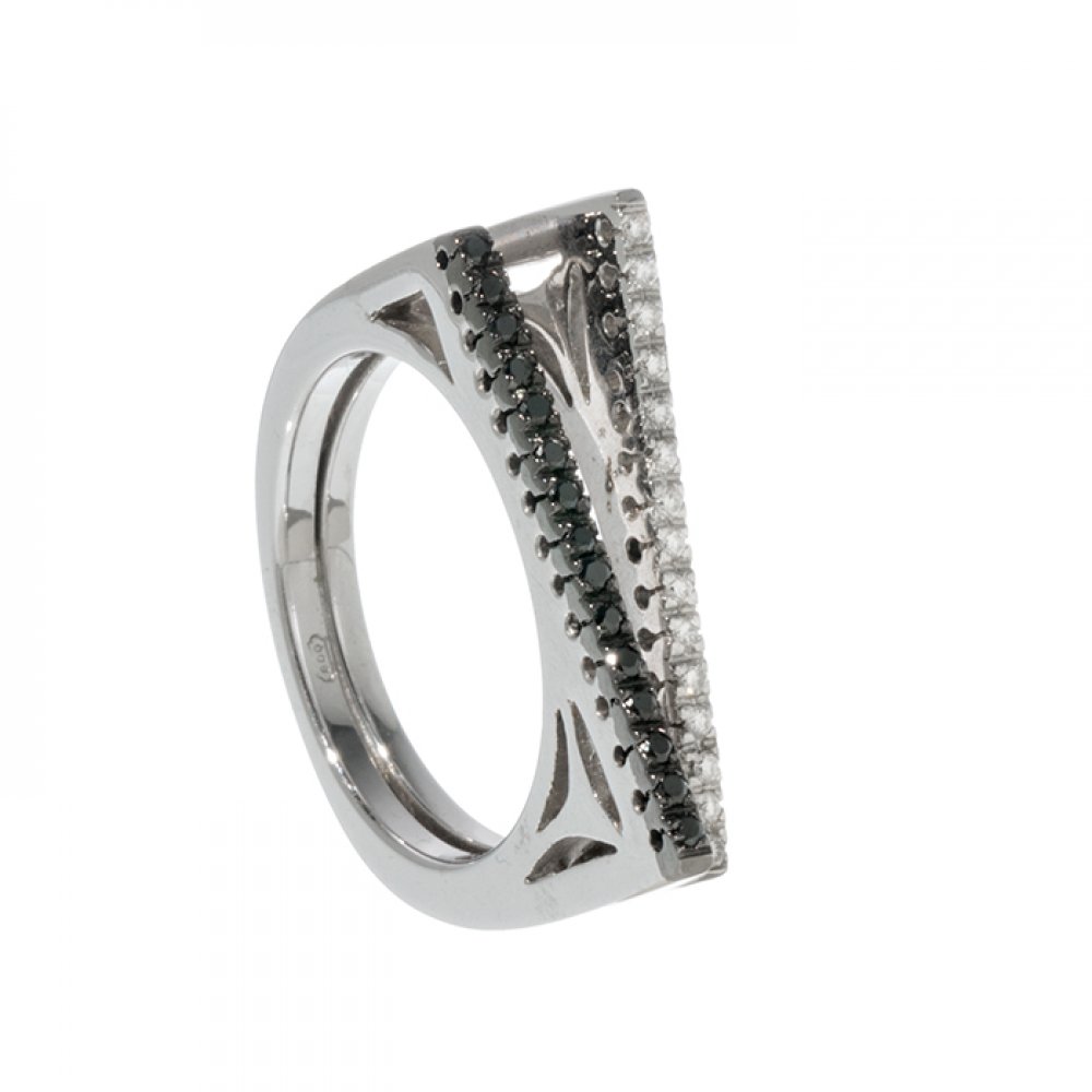 Ring in 19.2ct white gold and diamonds. Model with raised geometric frontispiece, with white and