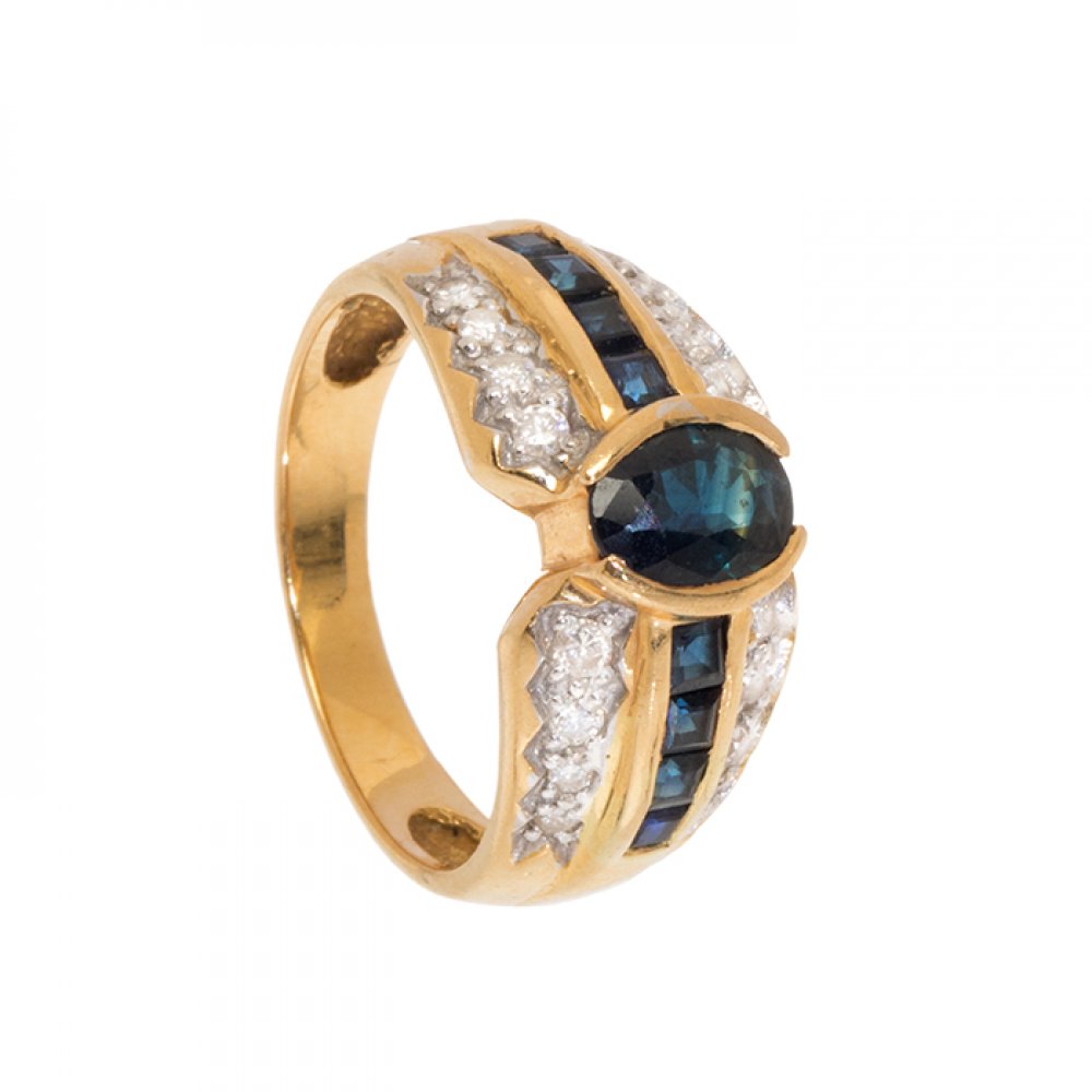 Ring in 18k yellow gold BVLGARI style. With central oval-cut natural sapphire, originally from Siam,