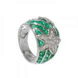 Ring in 18 carat white gold. Bombé model with frontis based on rows of calibrated emeralds