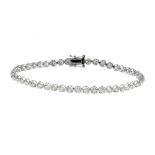 Bracelet in 18kt white gold. Riviere model with diamonds with an estimated weight of 3.00 carats.