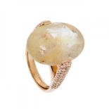 Ring in 18kt yellow gold. With large oval-cut rutilated quartz. Shoulders paved with brilliant-cut
