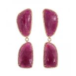 Pair of long earrings with movement in 18kt pink gold and rubies. Model with two ruby bodies without