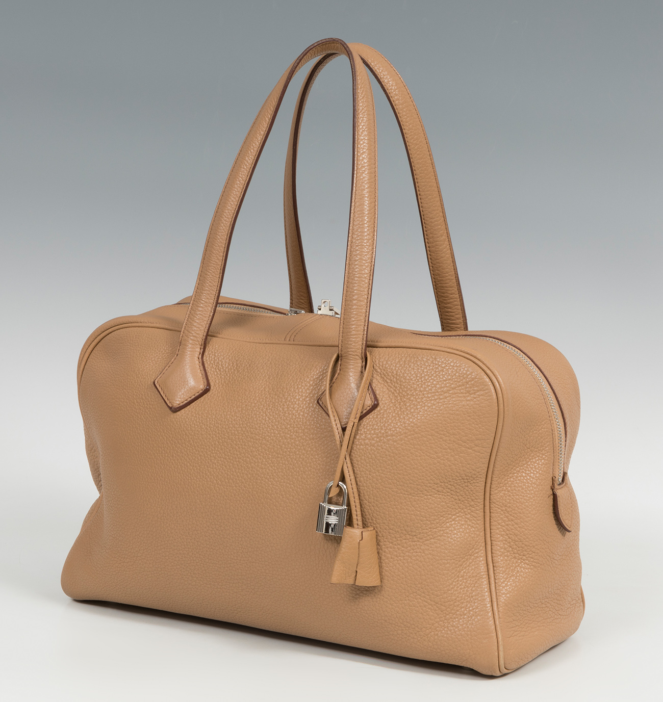 HERMÈSVictoria Model 35 bag.Camel skin.Keep cover.It has slight signs of use.Hermés signature bag,