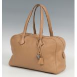 HERMÈSVictoria Model 35 bag.Camel skin.Keep cover.It has slight signs of use.Hermés signature bag,