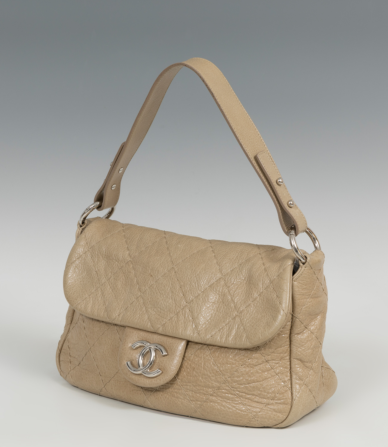 CHANELModel On the road flap bag.Skin. Leather and fabric interior.It has slight signs of use.