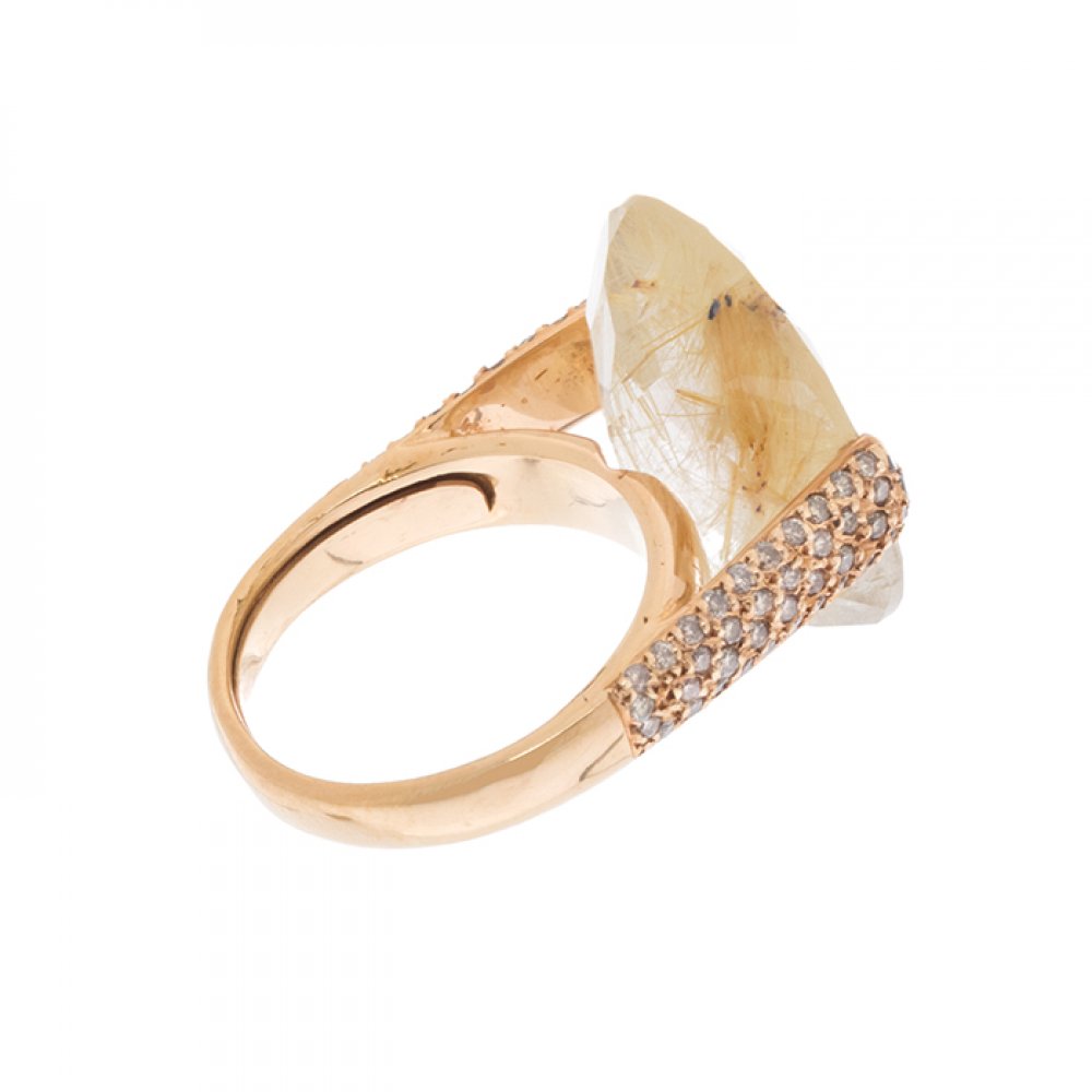 Ring in 18kt yellow gold. With large oval-cut rutilated quartz. Shoulders paved with brilliant-cut - Image 2 of 2