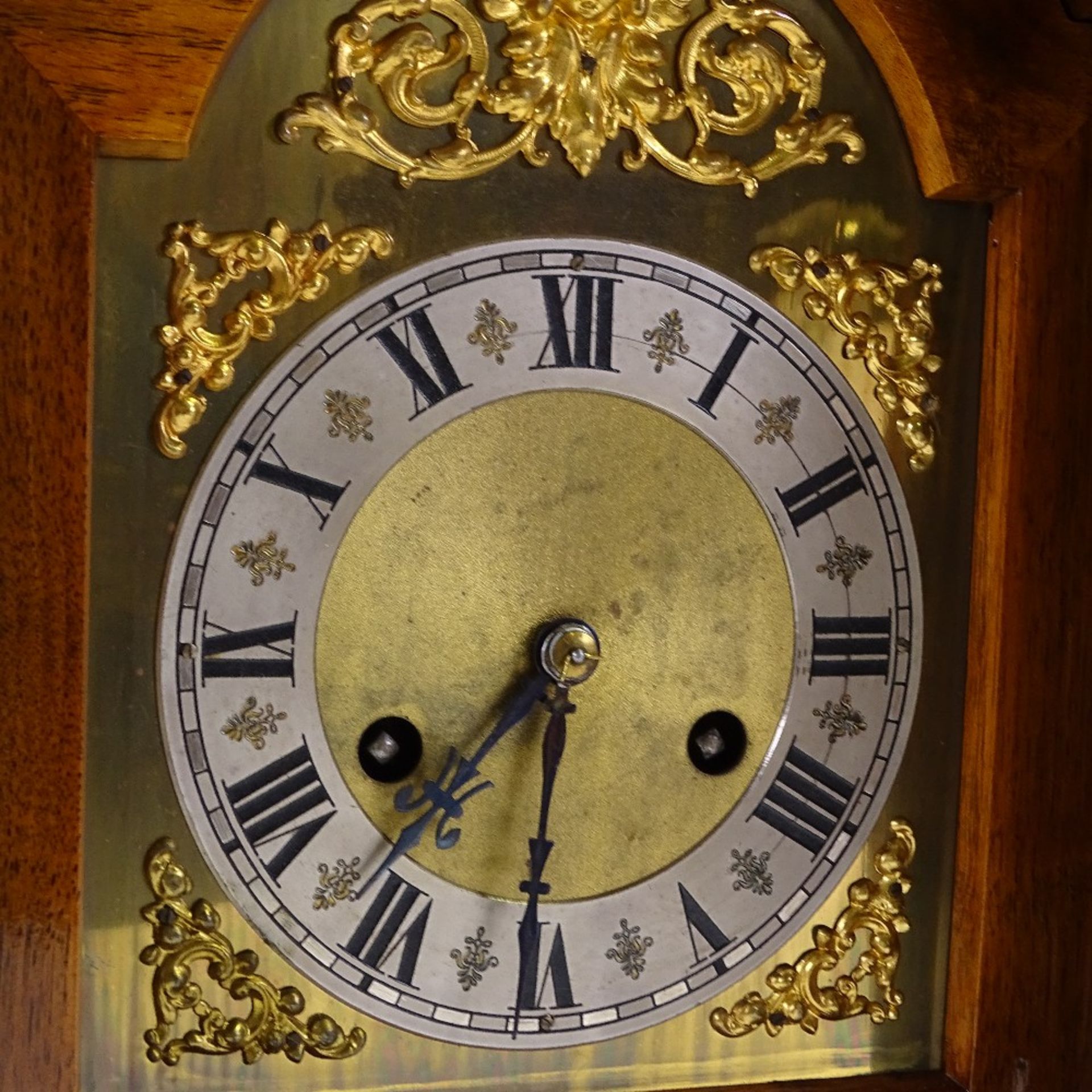 A 19th German walnut-cased dome-top mantel clock with brass dial, cast-brass moulding and mounts and - Bild 3 aus 3