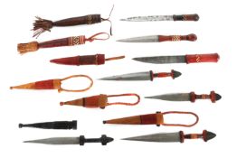 Sieben Dolche und Messer der Tuareg