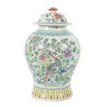 Deckelvase mit Blumen China, 20. Jh.,